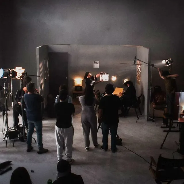 Estudiantes en un set de cine con luces y claqueta